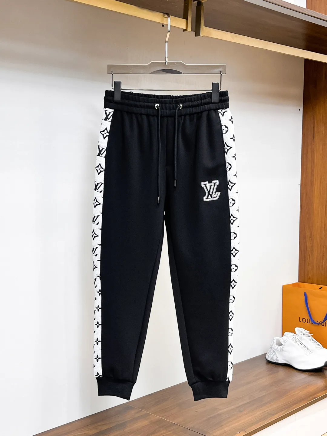 🅿️720 LV 2025 autumn and winter new counter casual suit, breathable, comfortable and casual! Full of high-end feel! The details are exquisite and high-end, and the workmanship is impeccable! The original high-end fabric is very high-end! The fabric is crisp, anti-wrinkle and wear-resistant, warm, neat and stylish. Everyone must buy a set this autumn and winter. They must look cool and handsome when wearing it. We specially recommend the size M-3XLC30